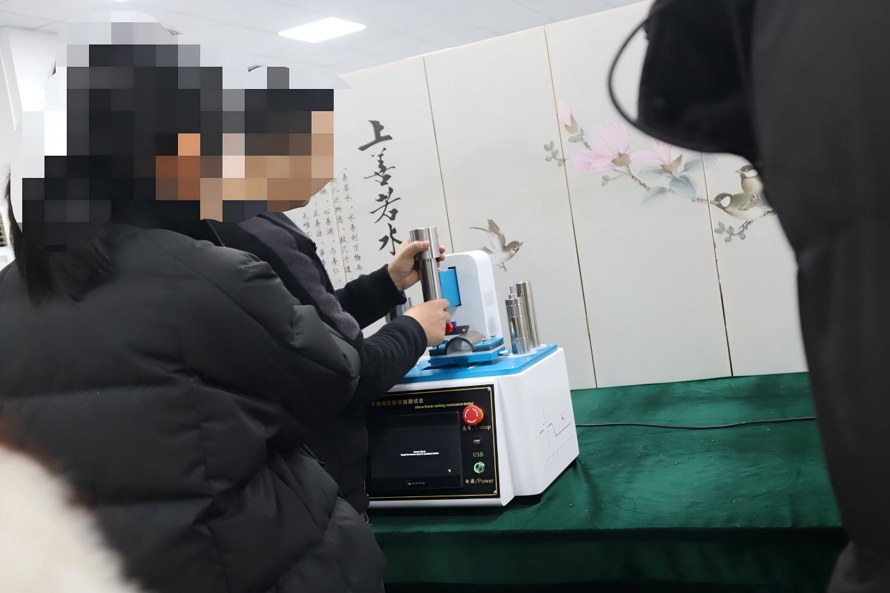 嘉兴拓威新材料有限公司到访我司东莞程斯考察手套线性耐切割性能试验仪设备